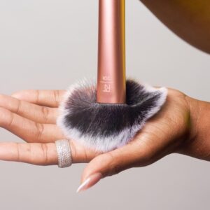 Real Techniques Cruelty Free Powder Brush With Ultra Plush Custom Cut Synthetic Bristles and Extended Aluminum Ferrules to Build Coverage - Image 4