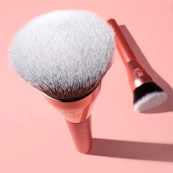 Real Techniques Glow Round Base Makeup Brush, for Liquid & Cream Foundation, 1 Count